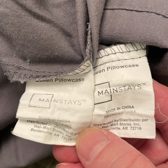 Mainstays Set of 2 Queen Pillowcases Gray Lightly Used - Picture 8 of 8